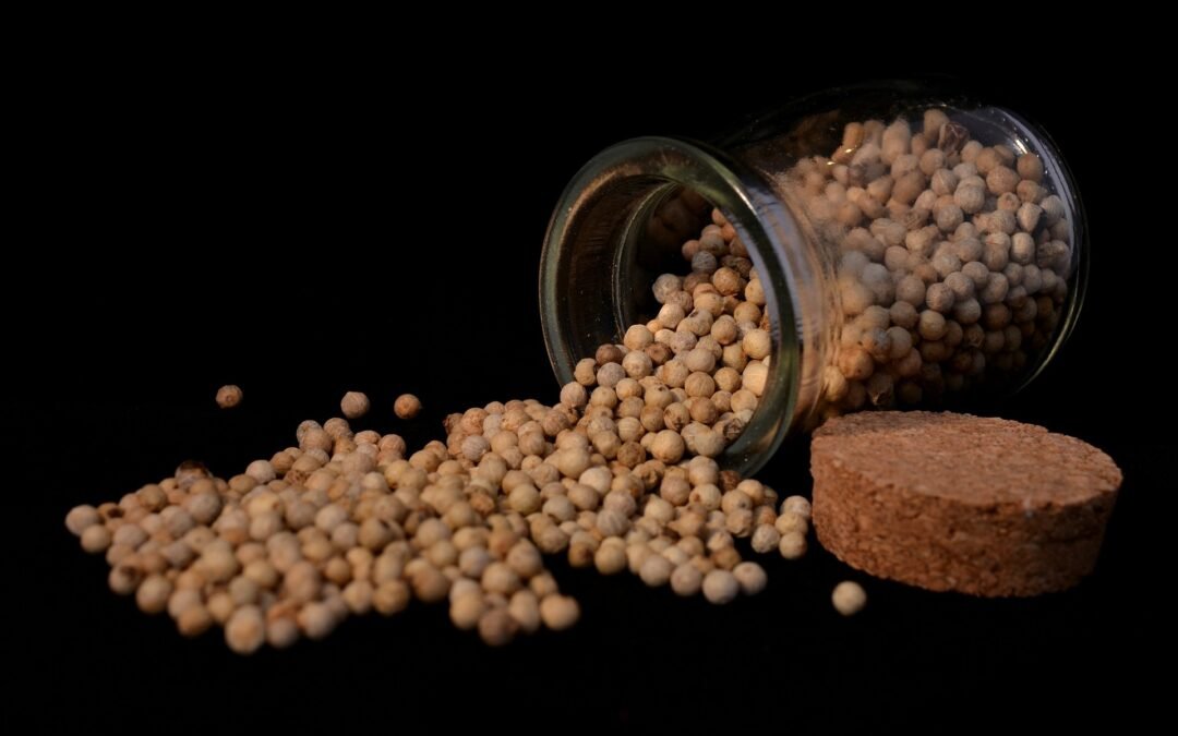 Quelles sont les caractéristiques du poivre blanc des oiseaux du Penja ?