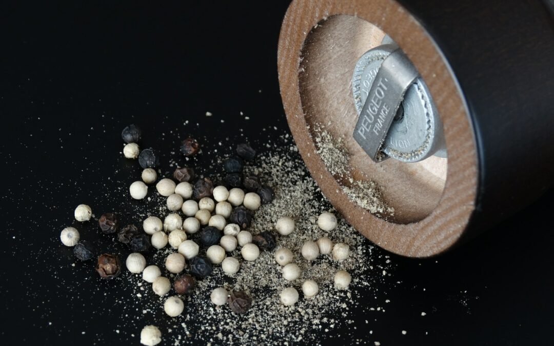 Révéler tout l’arôme du poivre de Penja avec un moulin à poivre